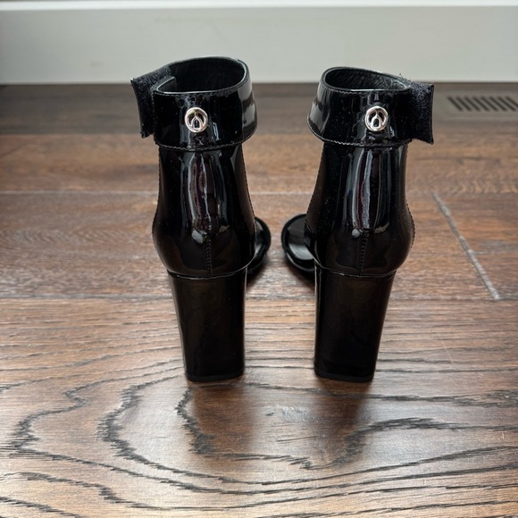Wishbone Black Patent Leather Sandal - Picture 6 of 8